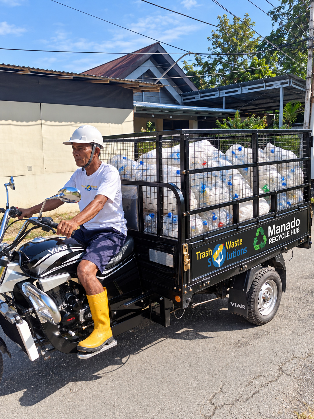 Tim mengumpulkan sampah setelah acara