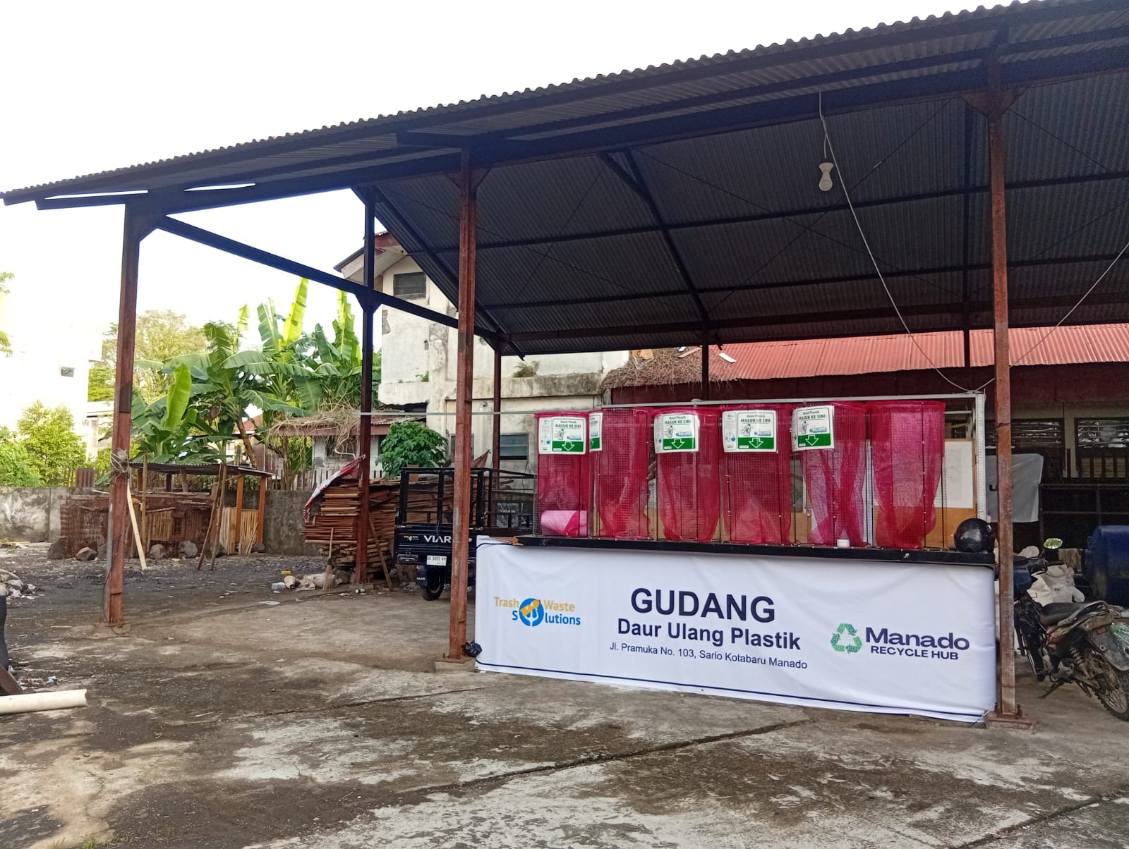 Kegiatan pengumpulan dan pemilahan material daur ulang MRH